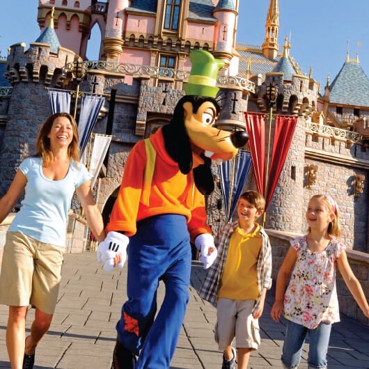 family holding hands with Goofy character
